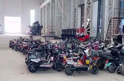 龍門(mén)剪在對(duì)報(bào)廢電動(dòng)車(chē)架進(jìn)行剪切