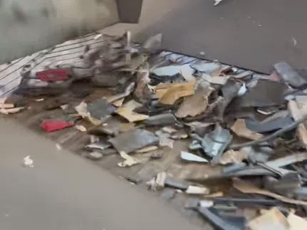 汽車保險杠、中控座椅破碎料經(jīng)過分選機空分機滾筒篩等作用下充份分類