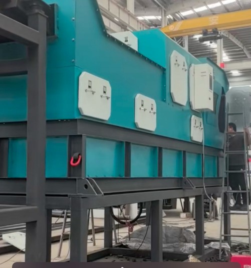 車間內(nèi)一邊在趕制客戶訂購的設(shè)備 , 另一邊在給X射線分選機試料