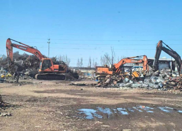 回訪路友老客戶看到幾經(jīng)“ 沙場 ”的路友老設(shè)備依然作戰(zhàn)在前線，一股暖意涌上心頭