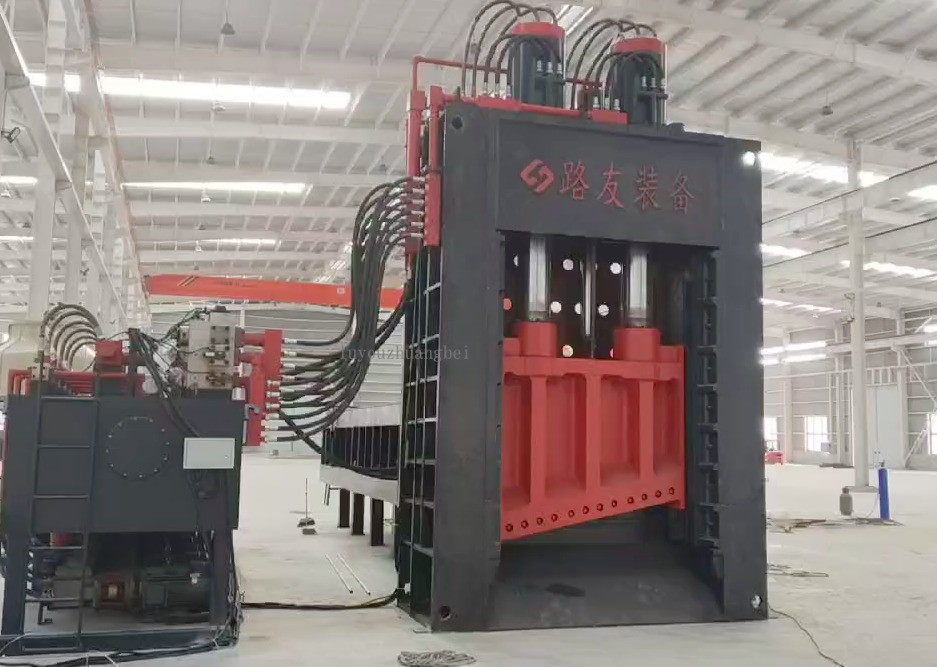 1000T重型液壓廢鋼剪切機(jī)龍門剪在河北地區(qū)待機(jī)等候正式開(kāi)機(jī)工作