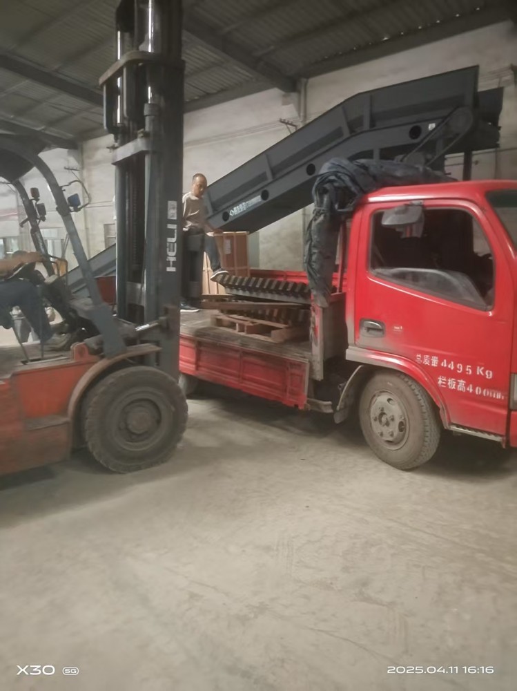 到達(dá)客戶場(chǎng)地，開(kāi)始卸機(jī)工作