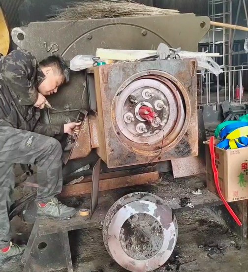 公司售后服務(wù)團隊正在對老設(shè)備進(jìn)行維修處理