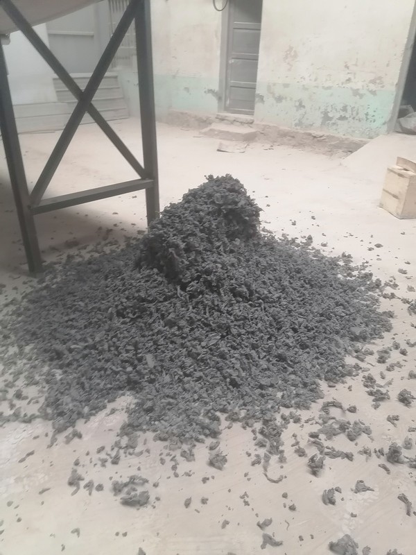 淄博地區(qū)破碎機試機調(diào)試，物料屬于夾雜重度灰塵的金屬組成件