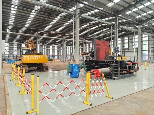 客戶老板汽車拆解線搭配的金屬打包機使用