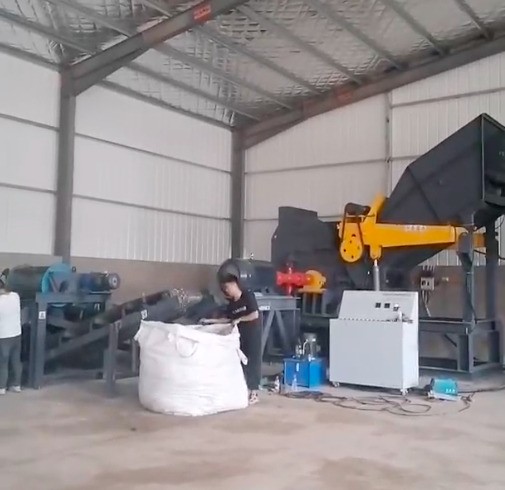 百分九十以上的客戶在試機時都選擇人工添料，沒有什么說法，單純的因為物料使用量較小。