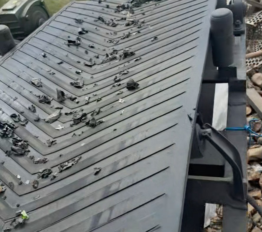 客戶場地夠大，考慮到建廠房的額外支出，最后采用破碎機漏天式生產