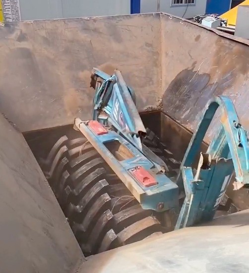 只需幾分鐘三輪車就被撕碎機粉碎成數以萬計的碎片