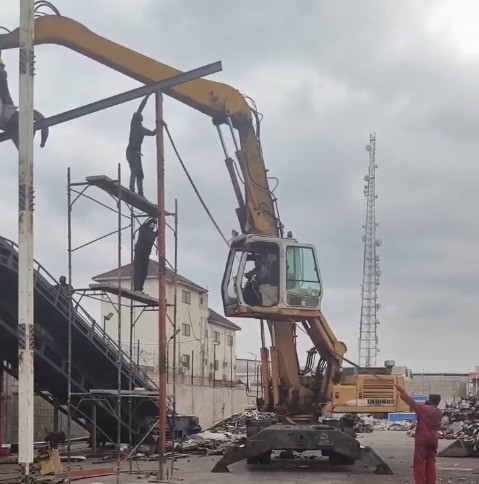 壯觀！破碎機的搭建像是一場驚心動魄的雜技表演。