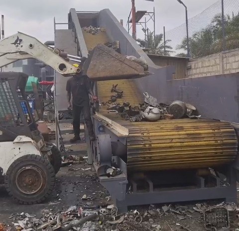 非洲地區(qū)路友450型破碎機啟動生產(chǎn)按鍵。