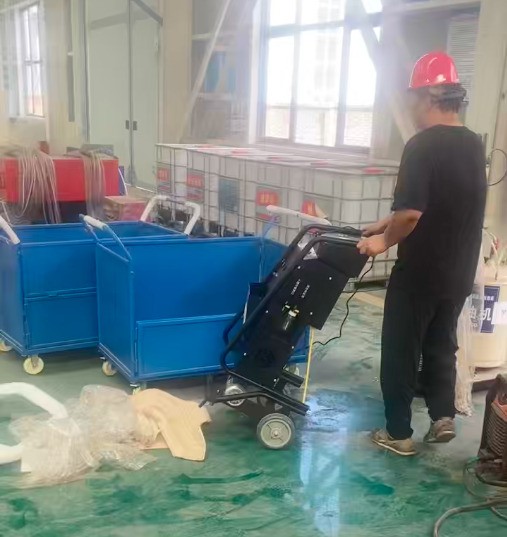 路友廢鋼龍門剪正在對建筑工地管架、貨車車架及馬路欄桿等結(jié)構(gòu)的剪切作業(yè)