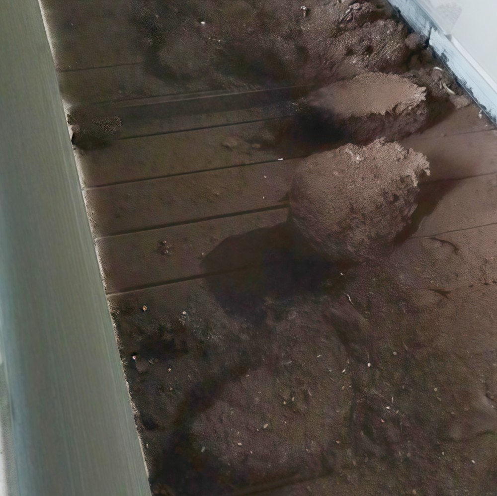 滿是鐵銹的廢鋼渣送入破碎機，瞬間褪去舊貌，煥顏一新。